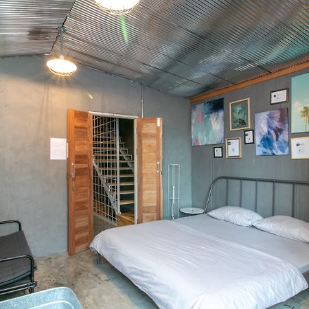Zhelter'Bkk Hostel Банкок Екстериор снимка