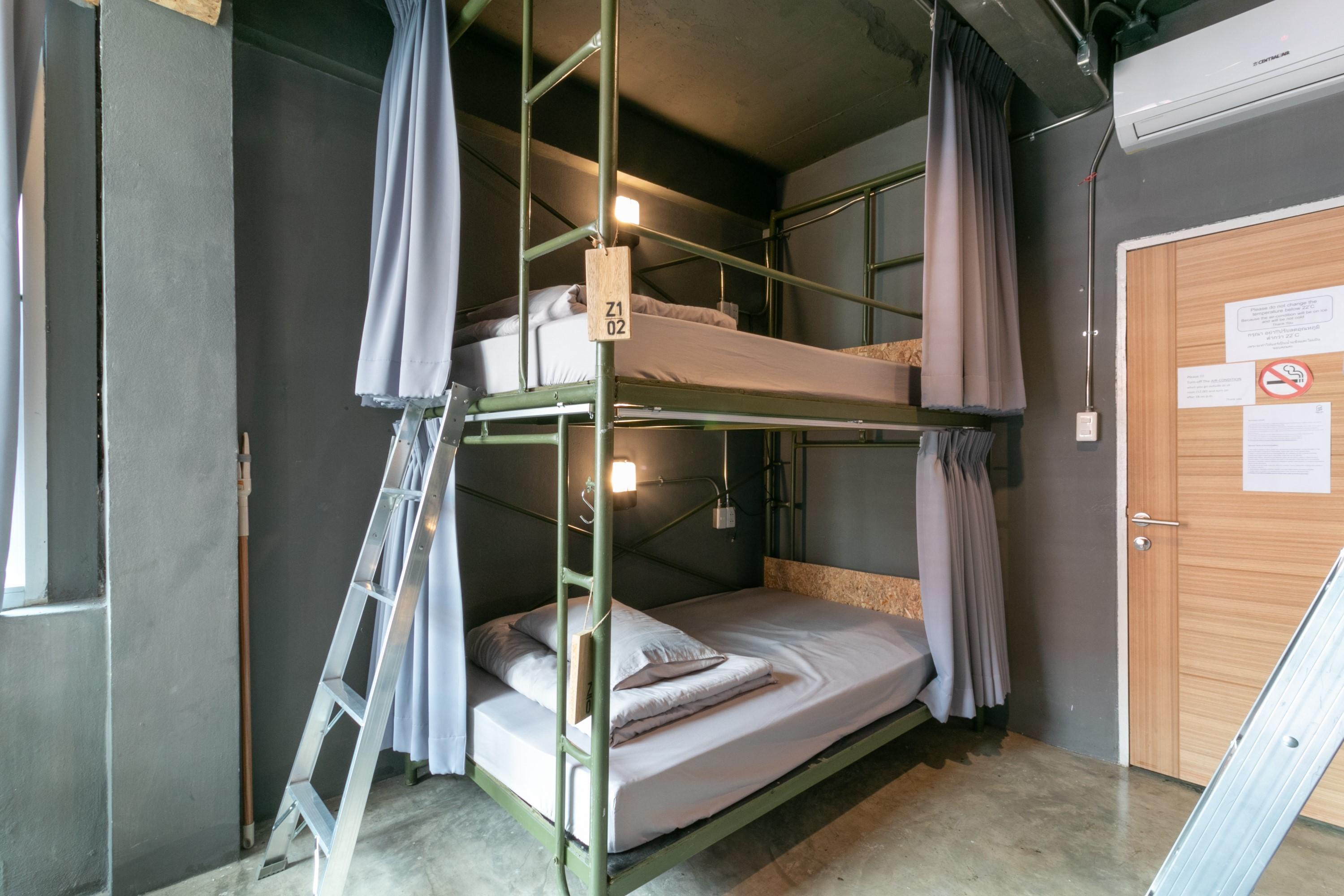 Zhelter'Bkk Hostel Банкок Екстериор снимка