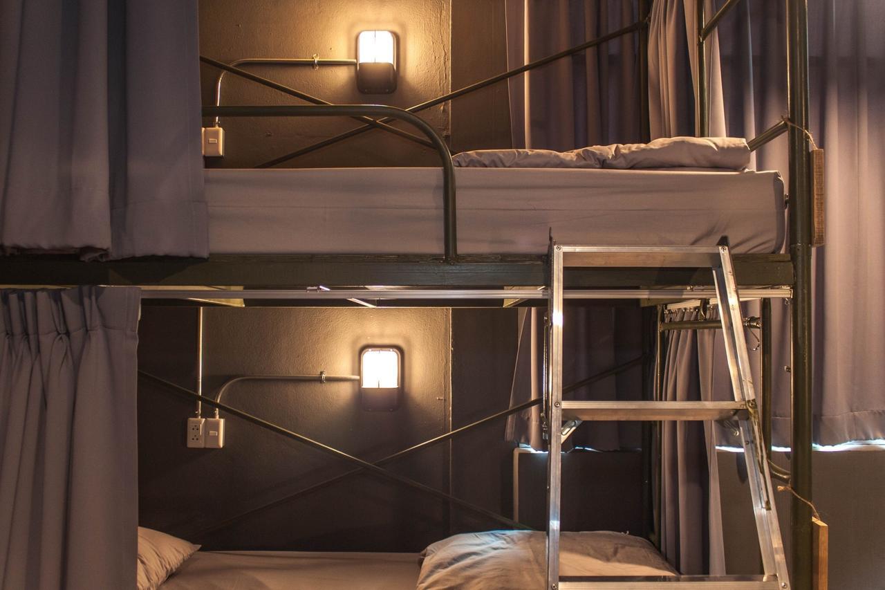 Zhelter'Bkk Hostel Банкок Екстериор снимка
